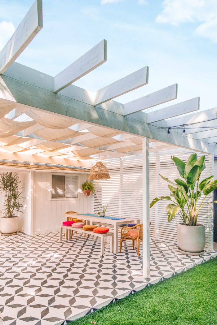 Modern Pergola Ideas for a Colorful Backyard