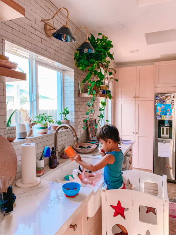 Free Toddler Activities: "Washing" the Dishes