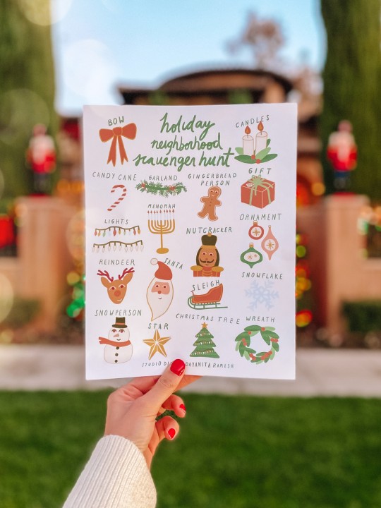 Neighborhood Holiday Scavenger Hunt (Free Printable!)