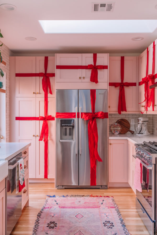 Kitchen cabinets with ribbons