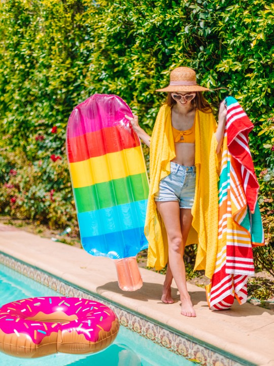 What To Pack For A Family Day at the Pool